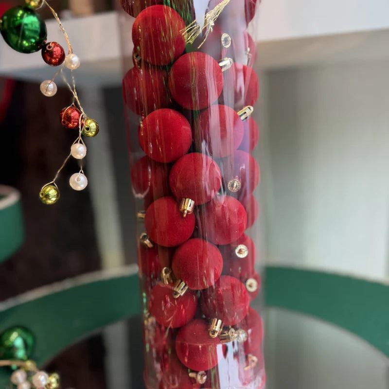 Caixa com 50 bolas de Natal de veludo bordô